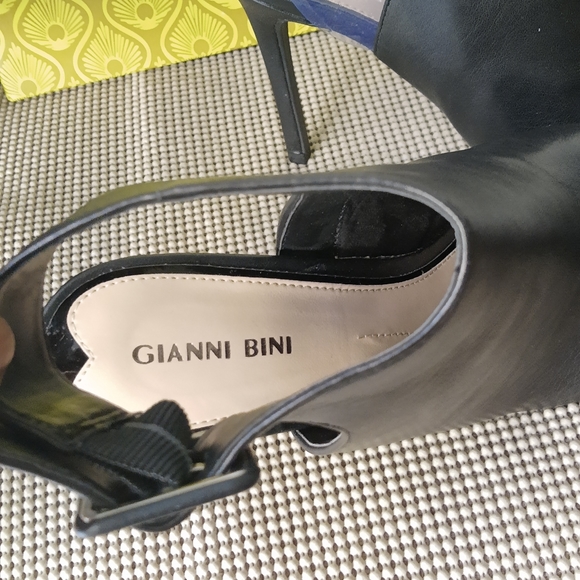 Gianni Bini 'Deene' Black Slingback Shoes - Picture 3 of 8